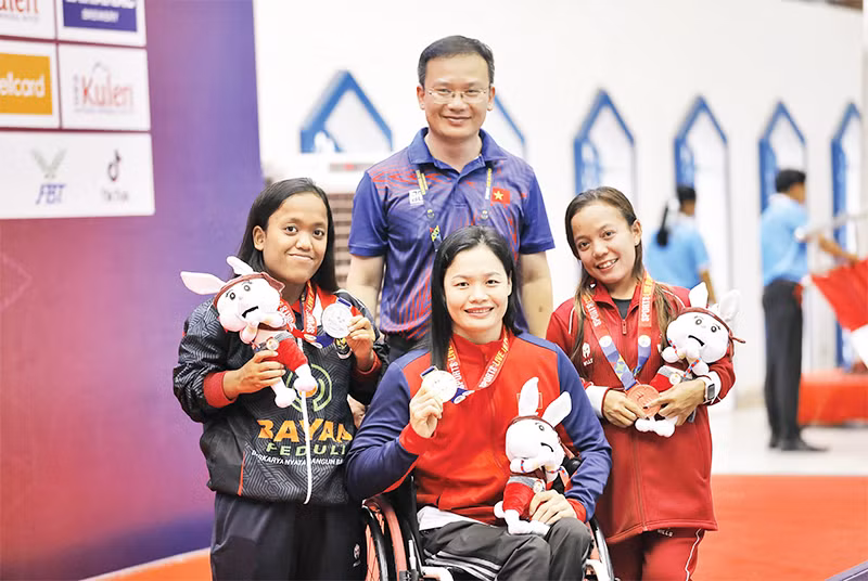 Bích Như (ngồi giữa) giành ba HCV môn bơi trong ngày 7/6. (Ảnh THÁI DƯƠNG)