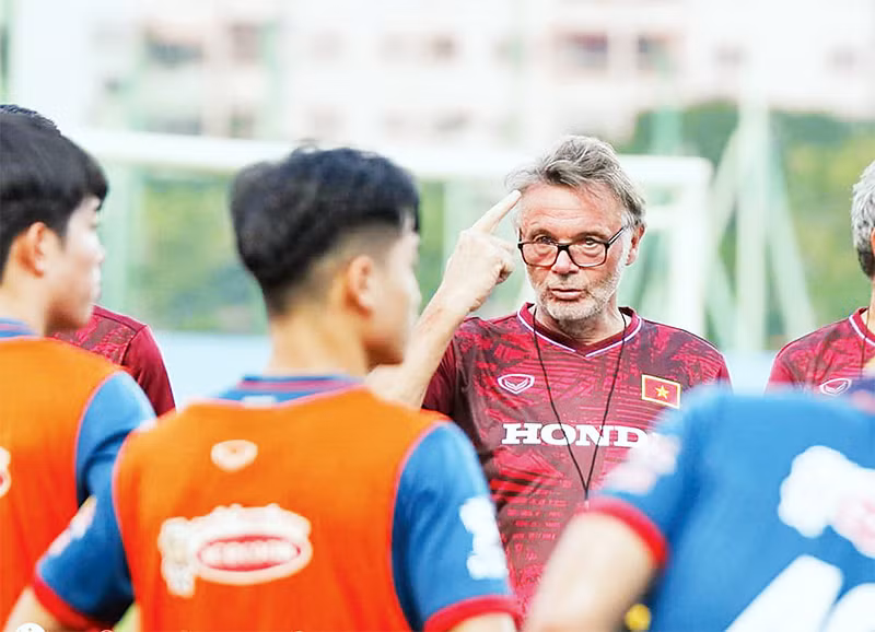 HLV Philippe Troussier hướng dẫn đội U23 Việt Nam chuẩn bị cho trận ra quân.