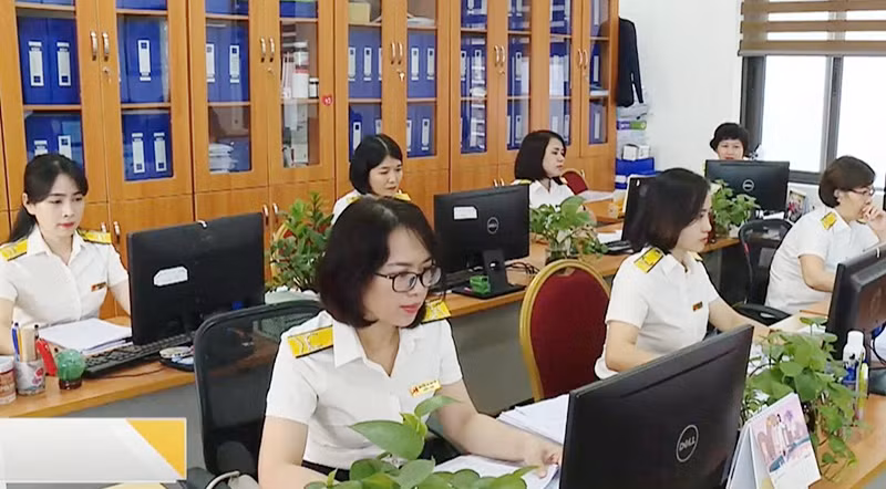 Kiểm tra hồ sơ khai thuế tại Chi cục Thuế quận Cầu Giấy, TP Hà Nội.