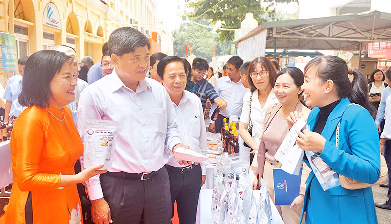 Tham quan gian hàng OCOP Nhân Văn tại Trường đại học Khoa học Xã hội và Nhân văn Thành phố Hồ Chí Minh.