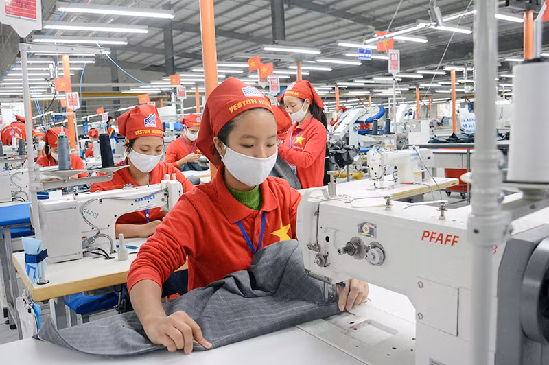 Xưởng sản xuất áo veston xuất khẩu tại Công ty may Hưng Hà (Tổng Công ty May 10). (Ảnh ĐĂNG DUY)