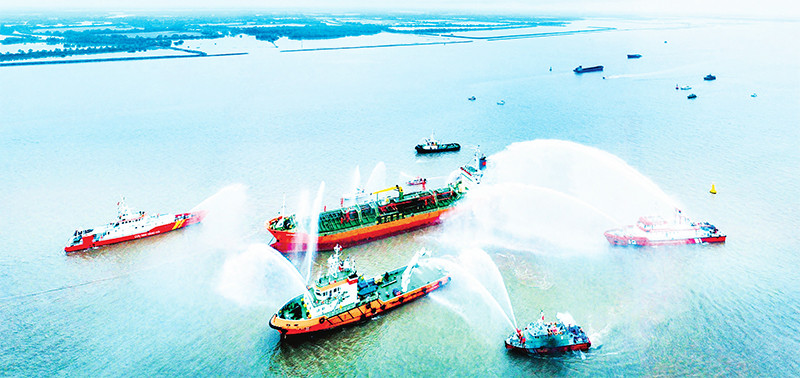 Lực lượng Cảnh sát phòng cháy, chữa cháy và cứu nạn, cứu hộ trên sông (Công an thành phố Hải Phòng) diễn tập chữa cháy, cứu nạn, cứu hộ trên khu vực biển Hải Phòng. (Ảnh ĐỨC NGHĨA)