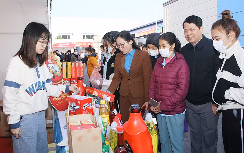 Lãnh đạo Liên đoàn Lao động tỉnh Thái Nguyên kiểm tra chất lượng hàng hóa tại các phiên chợ 0 đồng phục vụ công nhân. (Ảnh THẾ BÌNH)