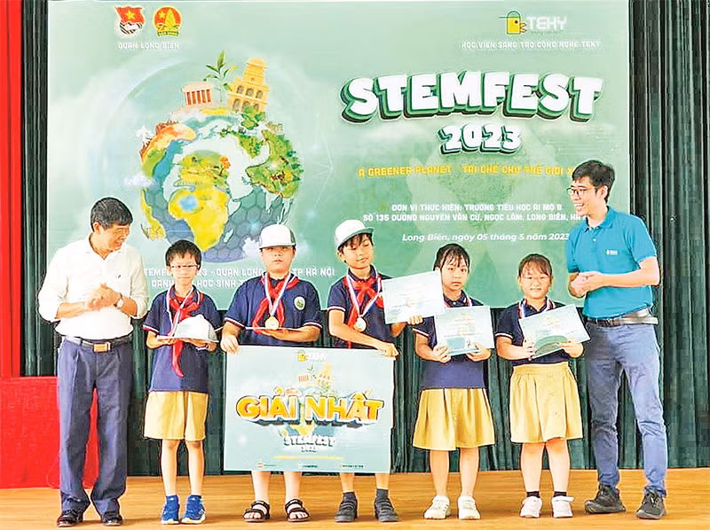 Học sinh trải nghiệm kỹ năng nghiên cứu khoa học 