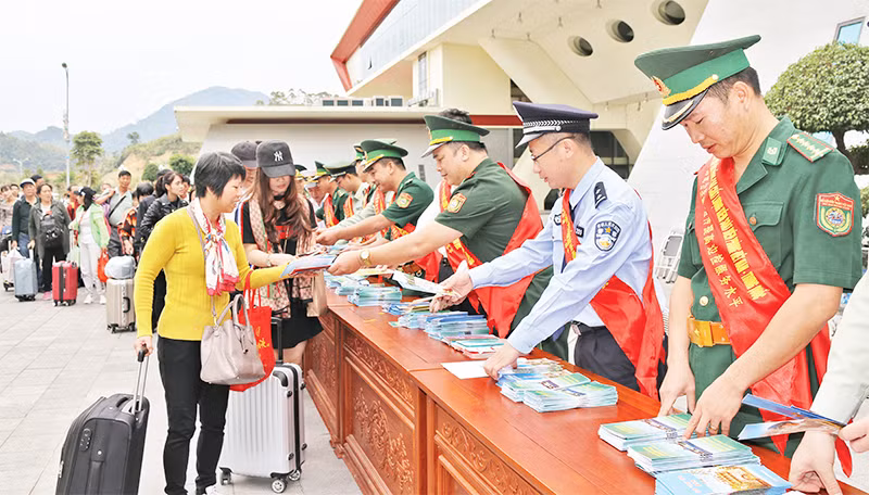 Bộ đội Biên phòng Việt Nam và Trung Quốc phối hợp tuyên truyền pháp luật cho du khách qua lại cửa khẩu quốc tế Hữu Nghị (Lạng Sơn).