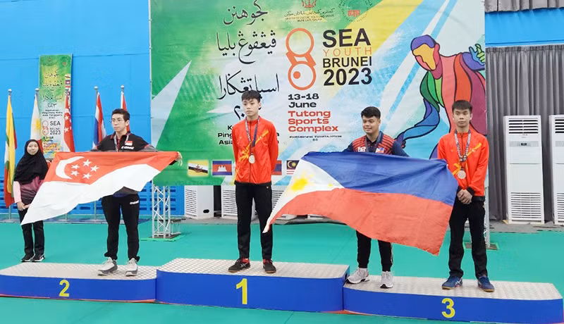 Hoàng Lâm trên bục nhận Huy chương vàng tại Giải bóng bàn trẻ Đông Nam Á 2023.