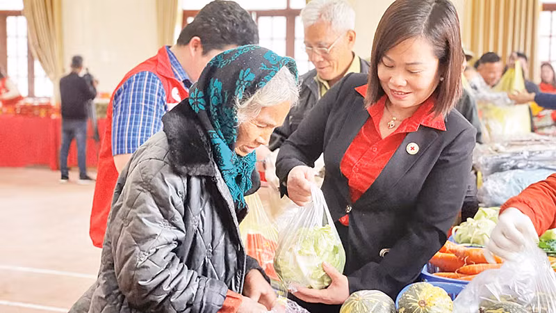 Đại diện Hội Chữ thập đỏ tỉnh trao quà tặng người nghèo tại huyện Phú Bình (Thái Nguyên). (Ảnh LƯU PHƯỢNG)