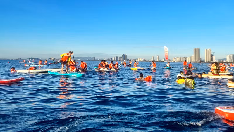 Người chơi SUP bơi lội, thư giãn trên biển.