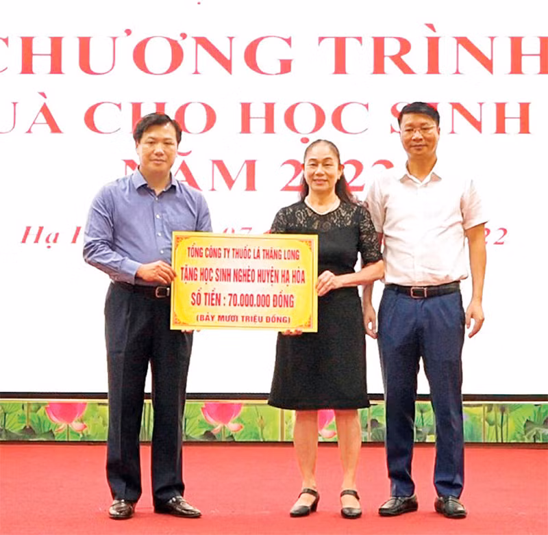Ông Nguyễn Quang Huy, Bí thư Đảng ủy, Chủ tịch Hội đồng thành viên Công ty trao quà tặng học sinh nghèo huyện Hạ Hòa, tỉnh Phú Thọ. 