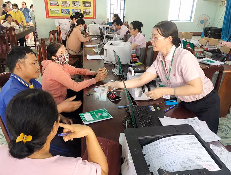 Hướng dẫn hộ nghèo, đối tượng chính sách vay vốn tại điểm giao dịch xã Phước Hậu, huyện Ninh Phước, tỉnh Ninh Thuận.