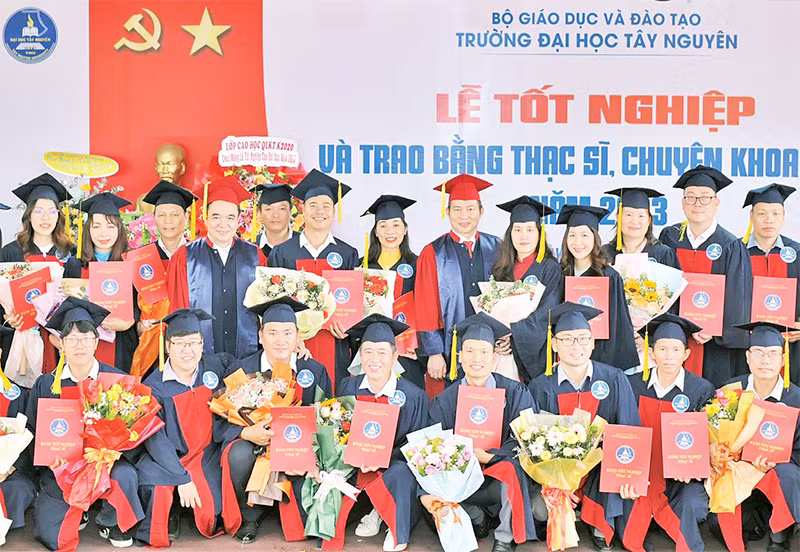 Lãnh đạo Trường đại học Tây Nguyên và các tân thạc sĩ, bác sĩ chuyên khoa cấp I tốt nghiệp năm 2023.