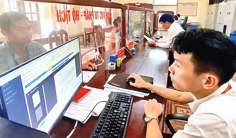 Cán bộ xã Yên Hòa giải quyết thủ tục hành chính trên hệ thống một cửa điện tử.