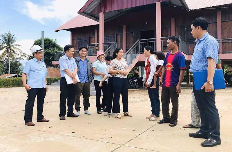 Đồng chí Lê Thị Thanh Mai, Bí thư Huyện ủy Đăk Pơ, tỉnh Gia Lai (người đứng giữa) trao đổi kinh nghiệm sinh hoạt chi bộ với đồng chí Đinh Thị Xắc (thứ ba từ phải sang), Bí thư Chi bộ làng Bung Bang Hven, xã Yang Bắc, huyện Đăk Pơ.