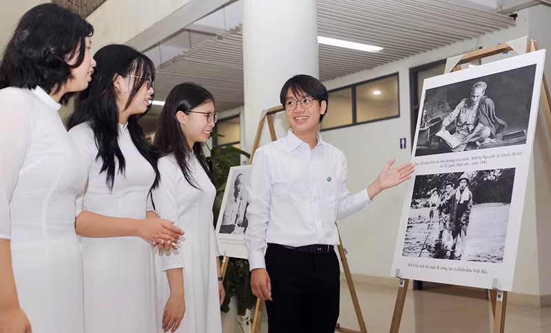 Học sinh Đặng Đình Trường (ngoài cùng bên phải) chia sẻ với các bạn về cách học môn Lịch sử hiệu quả.