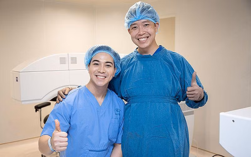 TS, BS Trần Đình Minh Huy (bên phải) và cộng sự tại nơi làm việc.