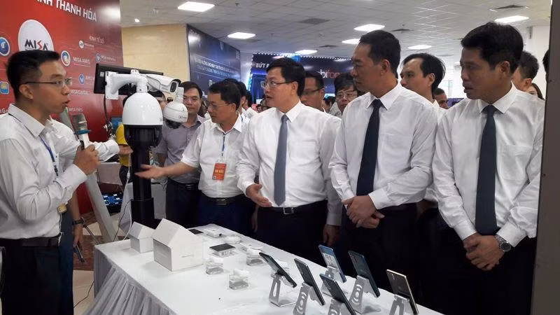 Cán bộ tỉnh Thanh Hóa tham quan, nghe giới thiệu về sản phẩm số.