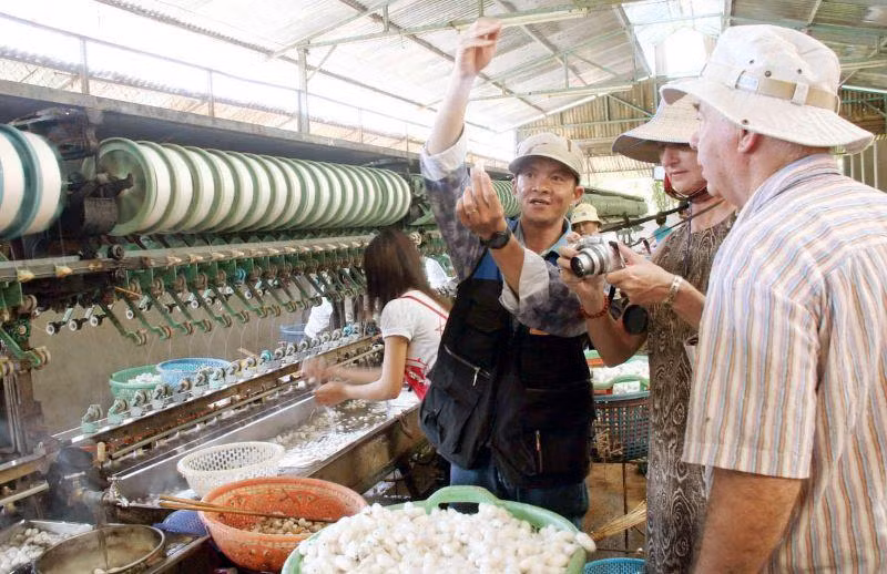 Du khách nước ngoài tham quan làng nghề ươm tơ dệt lụa thị trấn Nam Ban, huyện Lâm Hà, Lâm Đồng.