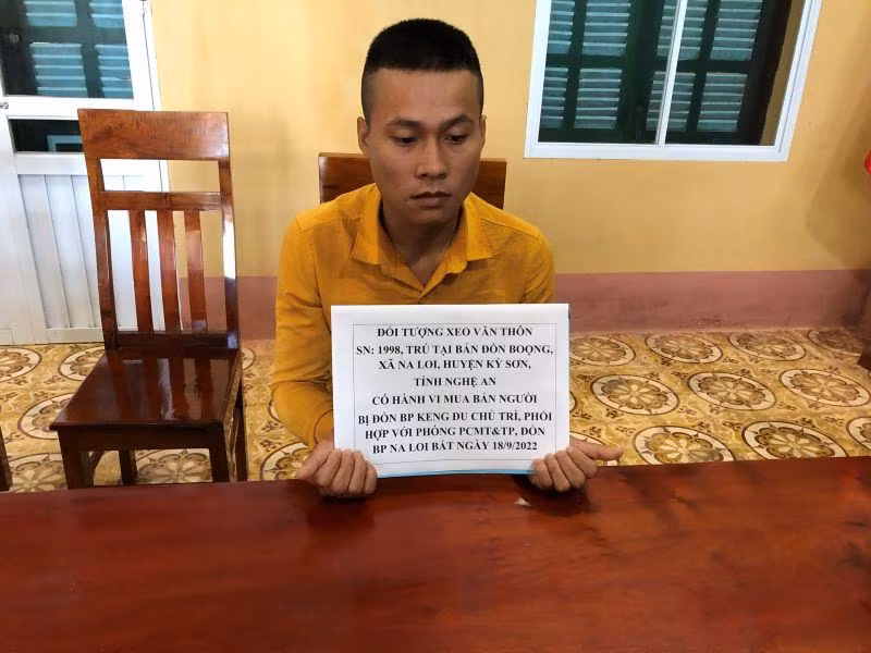 Đối tượng Xeo Văn Thôn tại cơ quan điều tra.