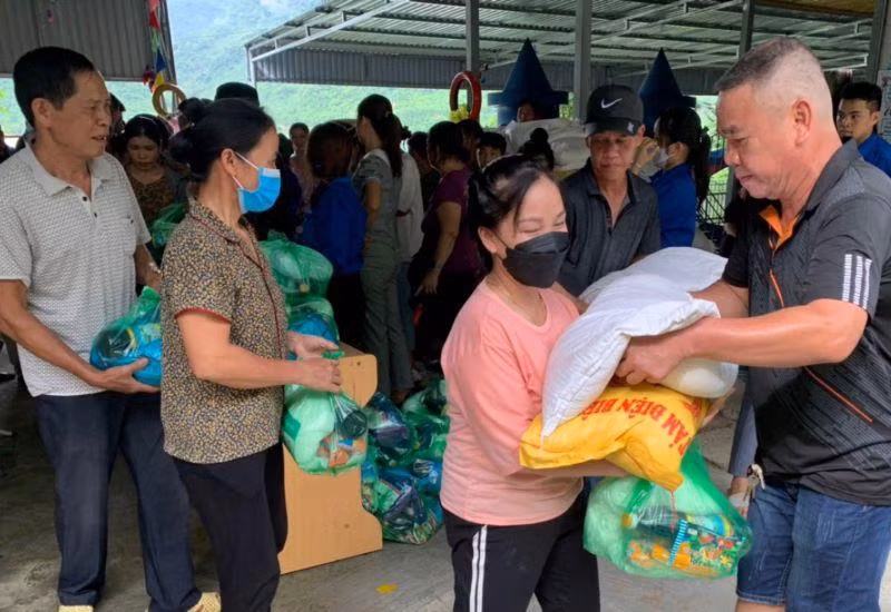 Đoàn tình nguyện cùng đại diện xã Tường Tiến trao quà cho các hộ.