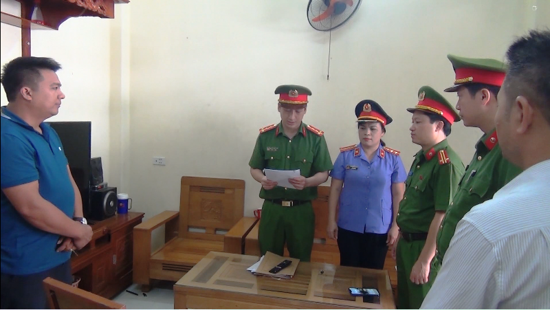 Cơ quan chức năng thi hành quyết định khởi tố, bắt giam bị can.