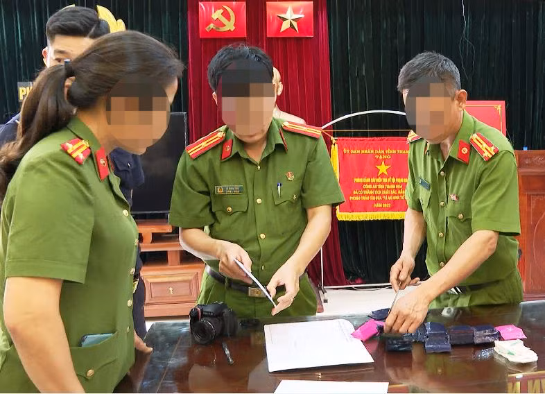 Cơ quan điều tra xem xét tang vật vụ án. Cơ quan điều tra xem xét tang vật vụ án.