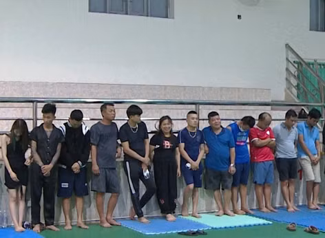 Các đối tượng tổ chức, sử dụng ma túy bị bắt giữ.