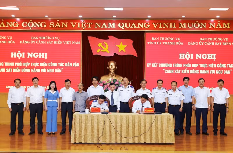 Đại diện Tỉnh ủy Thanh Hóa và Cảnh sát biển Việt Nam ký kết chương trình phối hợp công tác.
