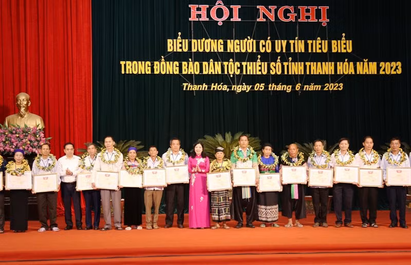 Lãnh đạo Tỉnh Thanh Hóa trao tặng Bằng khen cho người có uy tín trong đồng bào các dân tộc thiểu số.