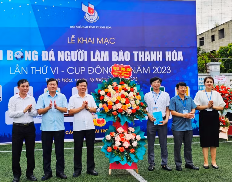 Lãnh đạo Ban Tuyên giáo Tỉnh ủy, Ủy ban nhân dân tỉnh, Sở Thông tin và Truyền thông tặng hoa, chúc mừng Hội Nhà báo tỉnh Thanh Hóa.