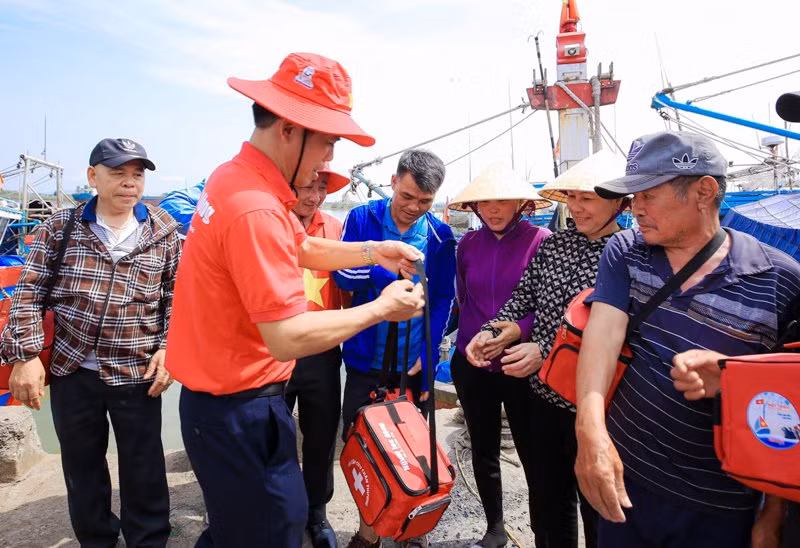 Lãnh đạo Ban Tuyên giáo Tỉnh ủy Thanh Hóa trao túi thuốc y tế cho chủ phương tiện, ngư dân.