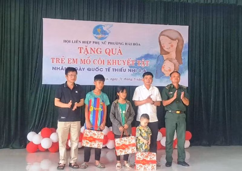 Bộ đội Biên phòng trao tặng quà cho trẻ em kém may mắn ở xã Hải Hòa, thị xã Nghi Sơn.