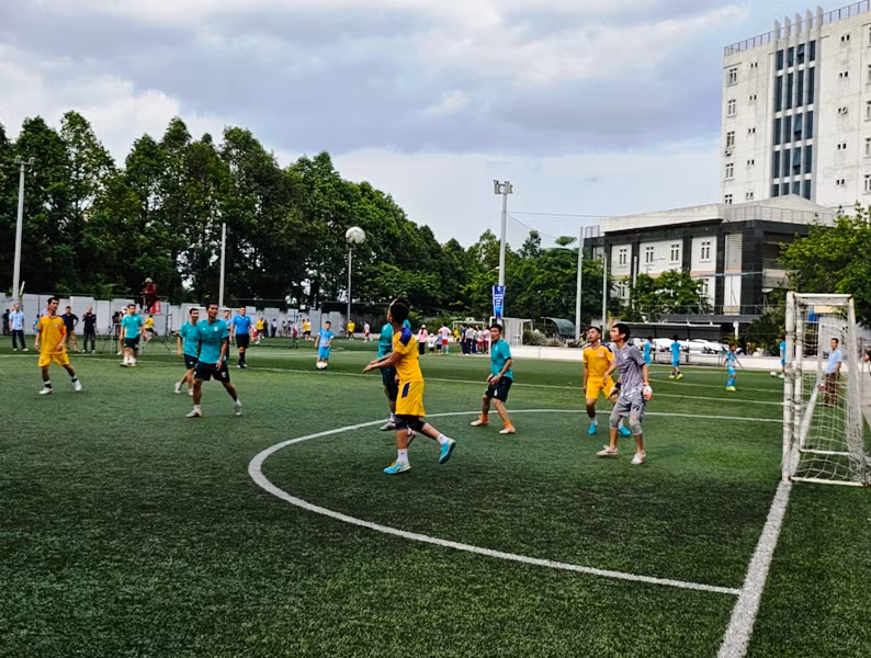 Một pha tranh bóng trên không trong trận khai mạc Giải bóng đá Người làm báo Thanh Hóa lần thứ 6-Cúp Đông Á, năm 2023.