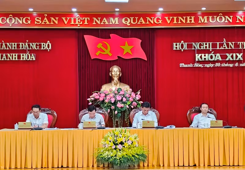 Đoàn chủ tọa, điều hành hội nghị.