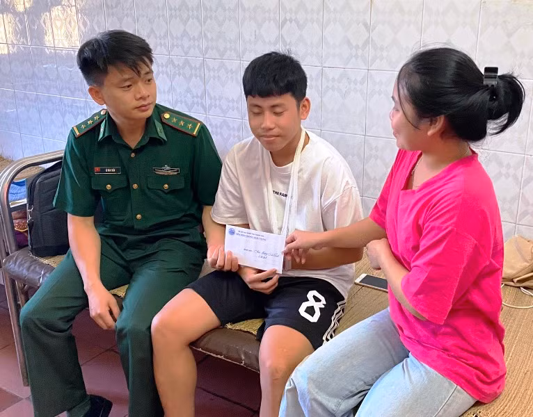 Bộ đội Biên phòng Đồn Tam Chung thăm, tặng quà cho thiếu nhi đang điều trị tại bệnh viện.