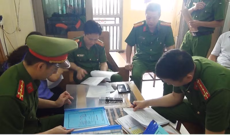 Cán bộ các cơ quan xem xét tài liệu liên quan.