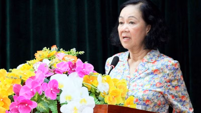 Đồng chí Trương Thị Mai phát biểu trước cử tri huyện Đà Bắc, tỉnh Hòa Bình.