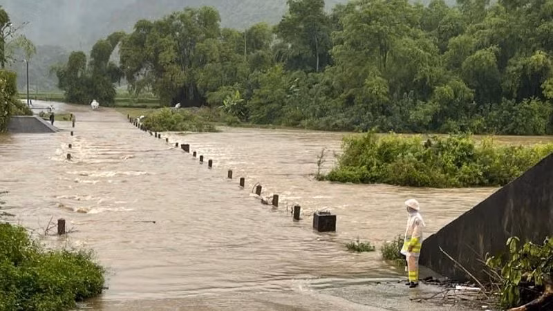 Mưa lũ chia cắt giao thông tại huyện Kim Bôi.