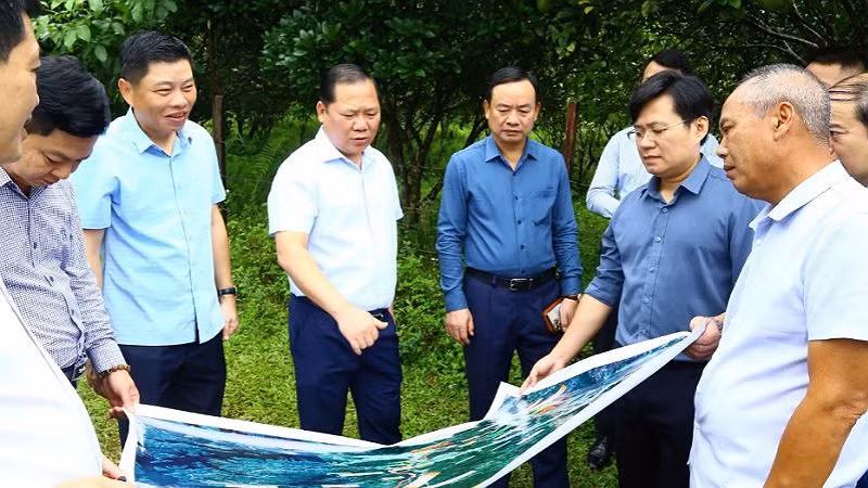 Đồng chí Nguyễn Phi Long, Bí thư Tỉnh ủy, Trưởng Ban Chỉ đạo các dự án trọng điểm của tỉnh Hòa Bình (áo trắng giữa) chỉ đạo tiến độ khởi công dự án.