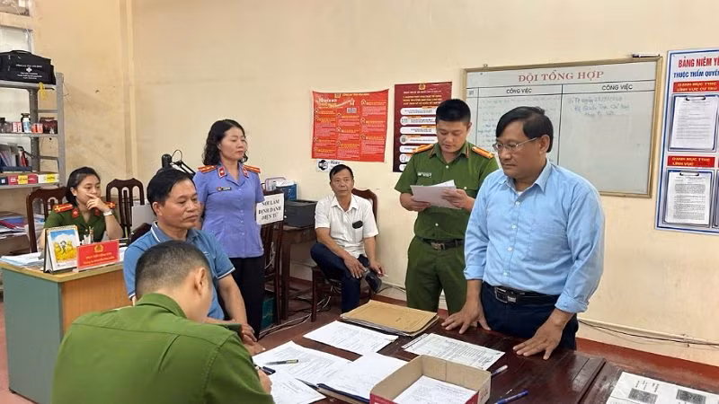 Bị can Hoàng Đình Lưu (thứ nhất bên phải). (Ảnh: Công an cung cấp)