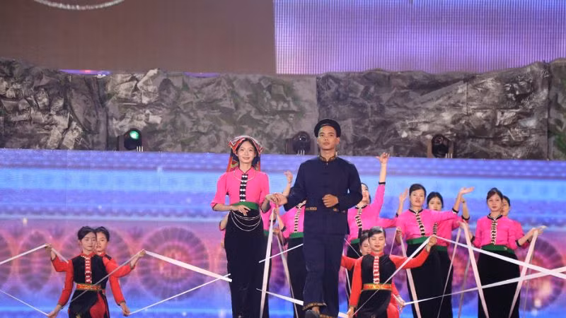 Màn trình diễn trang phục của dân tộc Thái.