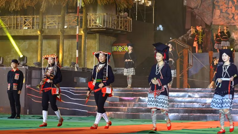 Lễ hội trang phục các dân tộc tại Tuần lễ Văn hóa - Du lịch.