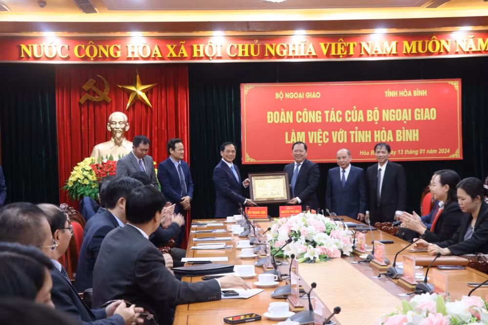 Bộ trưởng Ngoại giao Bùi Thanh Sơn (trái) tặng tranh Bí thư Tỉnh ủy Hòa Bình (phải).