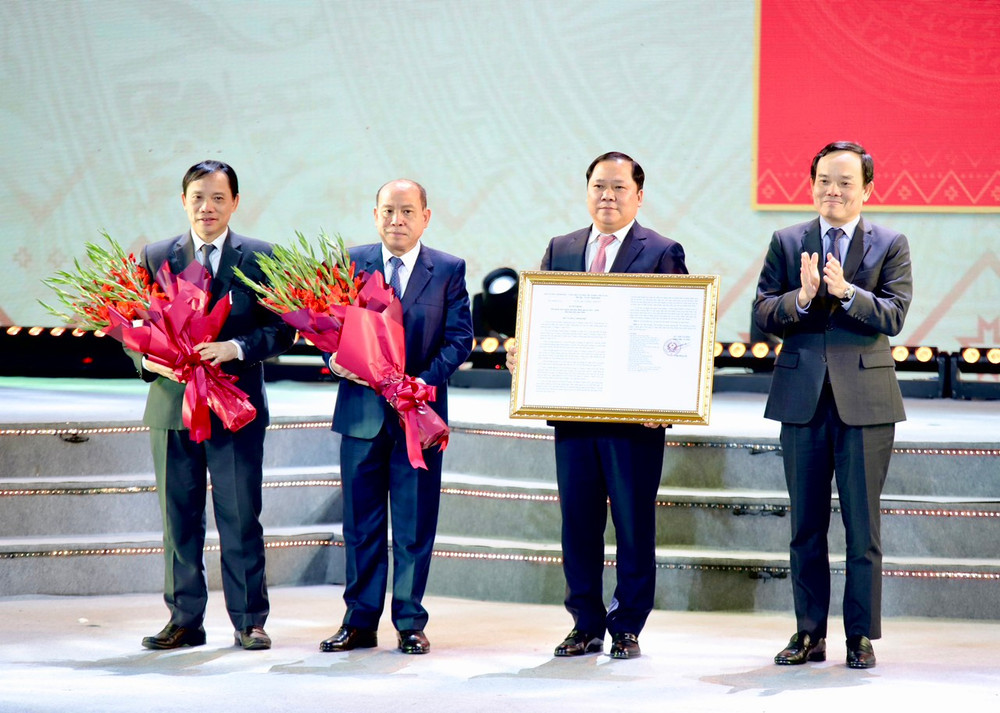 Phó Thủ tướng Trần Lưu Quang (trái) trao Quyết định của Thủ tướng Chính phủ về công tác Quy hoạch tỉnh Hòa Bình thời kỳ 2021-2030, tầm nhìn đến năm 2050 cho Bí thư Tỉnh ủy Hòa Bình Nguyễn Phi Long.