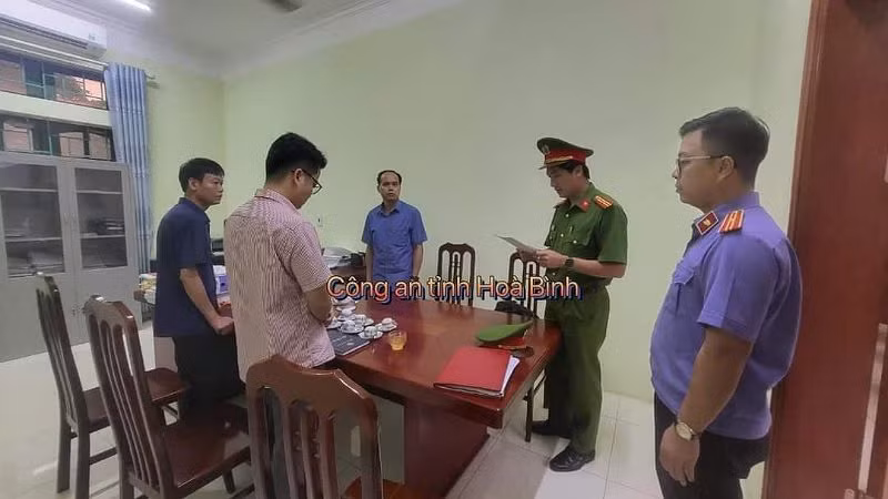 Công an Tỉnh Hòa Bình đọc lệnh bắt tạm giam các bị can.