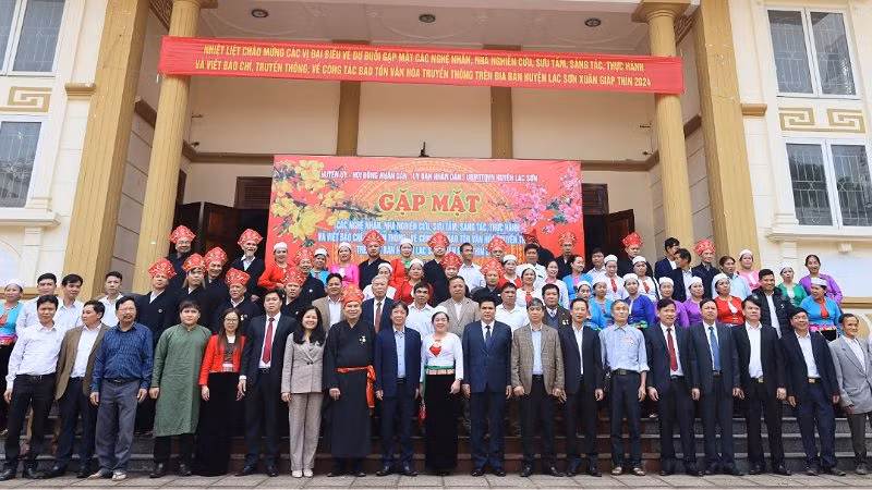 Các nghệ nhân, nhà nghiên cứu, sưu tầm, sáng tác chụp ảnh lưu niệm cùng lãnh đạo Sở Văn Hóa-Thể thao và Du lịch cùng lãnh đạo huyện Lạc Sơn.