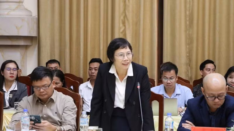 Bà Vũ Thị Hợp, Chủ tịch Hội đồng quản trị, Tổng Giám đốc Công ty Cổ phần thương mại Dạ Hợp, phát biểu tại cuộc họp.