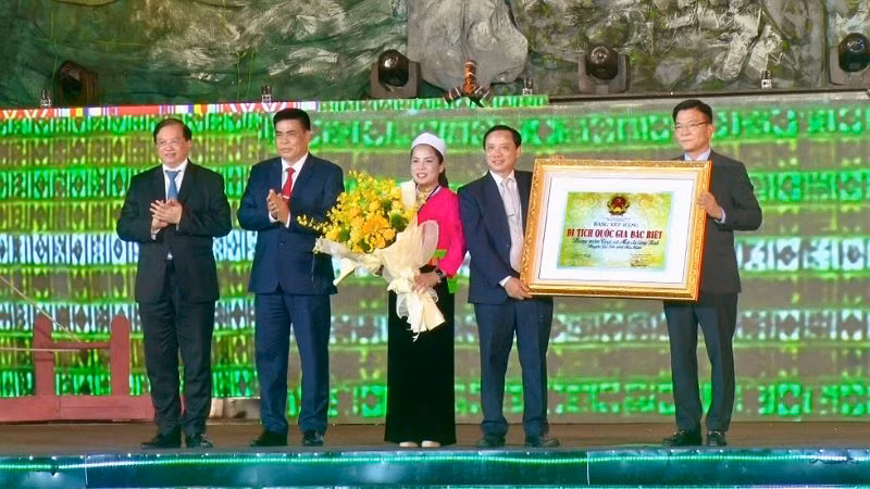 Phó Thủ tướng Lê Thành Long (phải) tặng Bằng di tích lịch sử Quốc gia đặc biệt Mái đá làng Vành và Hang xóm Trại, huyện Lạc Sơn, tỉnh Hòa Bình.