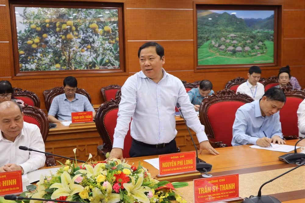 Bí thư Tỉnh ủy Hòa Bình Nguyễn Phi Long phát biểu tại buổi làm việc.