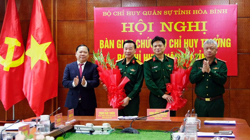 Trung tướng Nguyễn Quang Ngọc, Tư lệnh Quân khu 3 (phải) và đồng chí Nguyễn Phi Long, Bí thư Tỉnh ủy Hòa Bình (trái) tỉnh tặng hoa chúc mừng các đồng chí Đinh Đình Trường (thứ 2 từ trái sang) và Trịnh Đức Thiêm (thứ 2 từ phải sang) nhận nhiệm vụ mới.