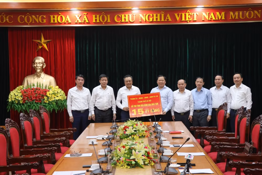 Thành phố Hà Nội hỗ trợ Phong trào thi đua “Xóa nhà tạm, nhà dột nát” của tỉnh Hòa Bình 300 căn nhà có tổng trị giá 15 tỷ đồng.